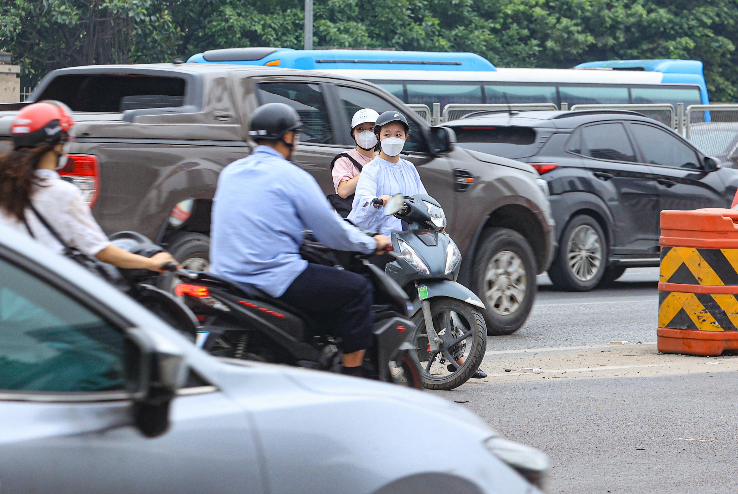 Nút giao Mai Dịch bớt ùn tắc ngày đầu đưa cầu vượt thép vào khai thác- Ảnh 11.