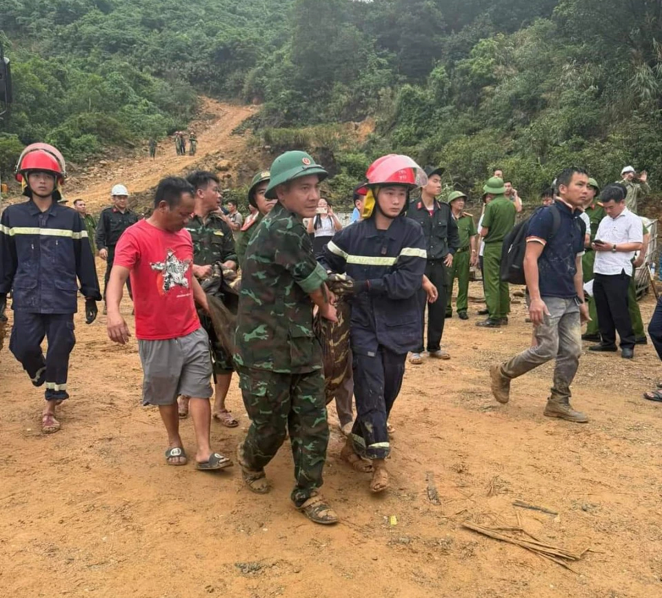 Vụ lán trại công nhân bị vùi lấp, 3 người tử vong: Chỉ kịp nghe tiếng hét núi lở rồi!- Ảnh 2.