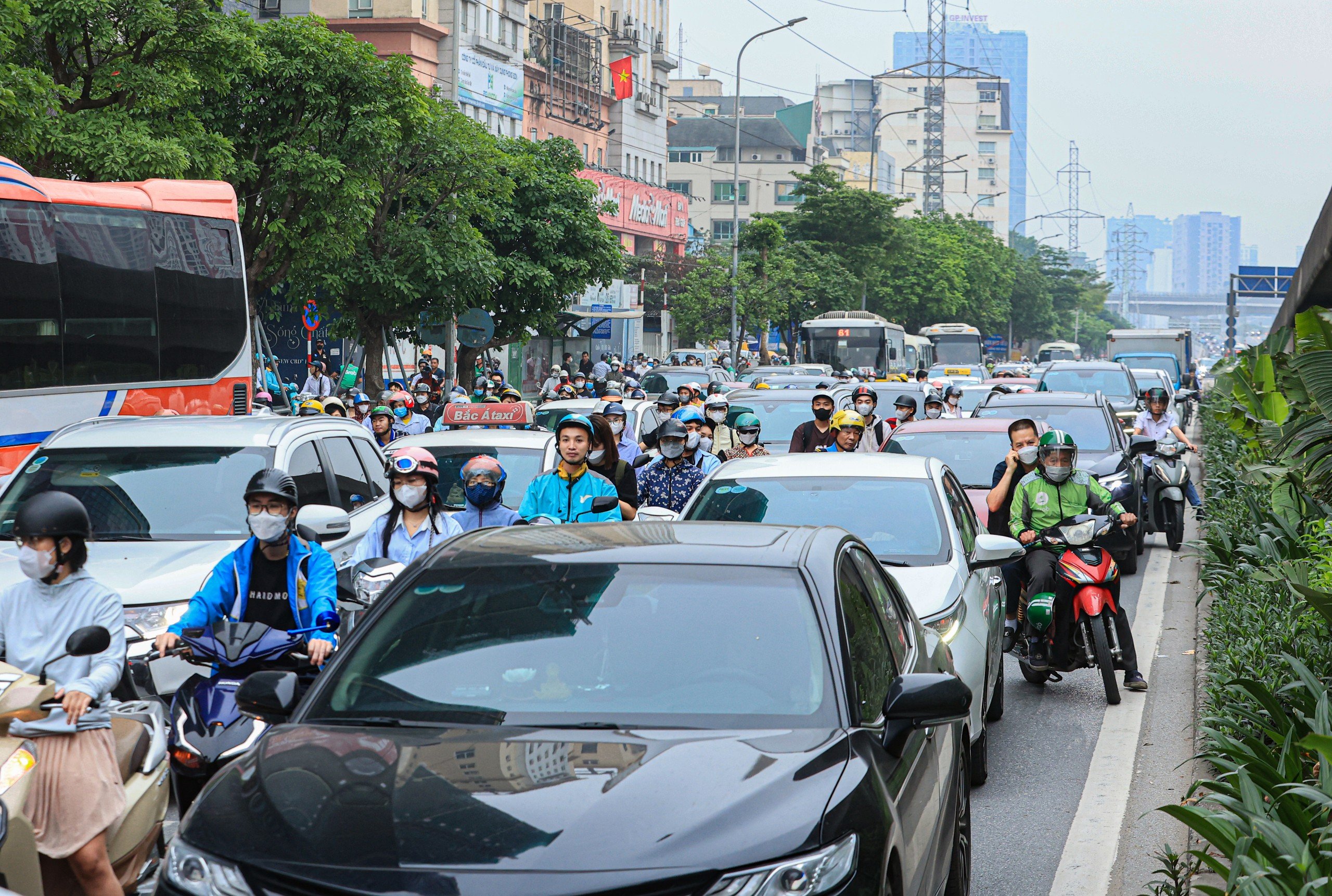 Nút giao Mai Dịch bớt ùn tắc ngày đầu đưa cầu vượt thép vào khai thác- Ảnh 13.