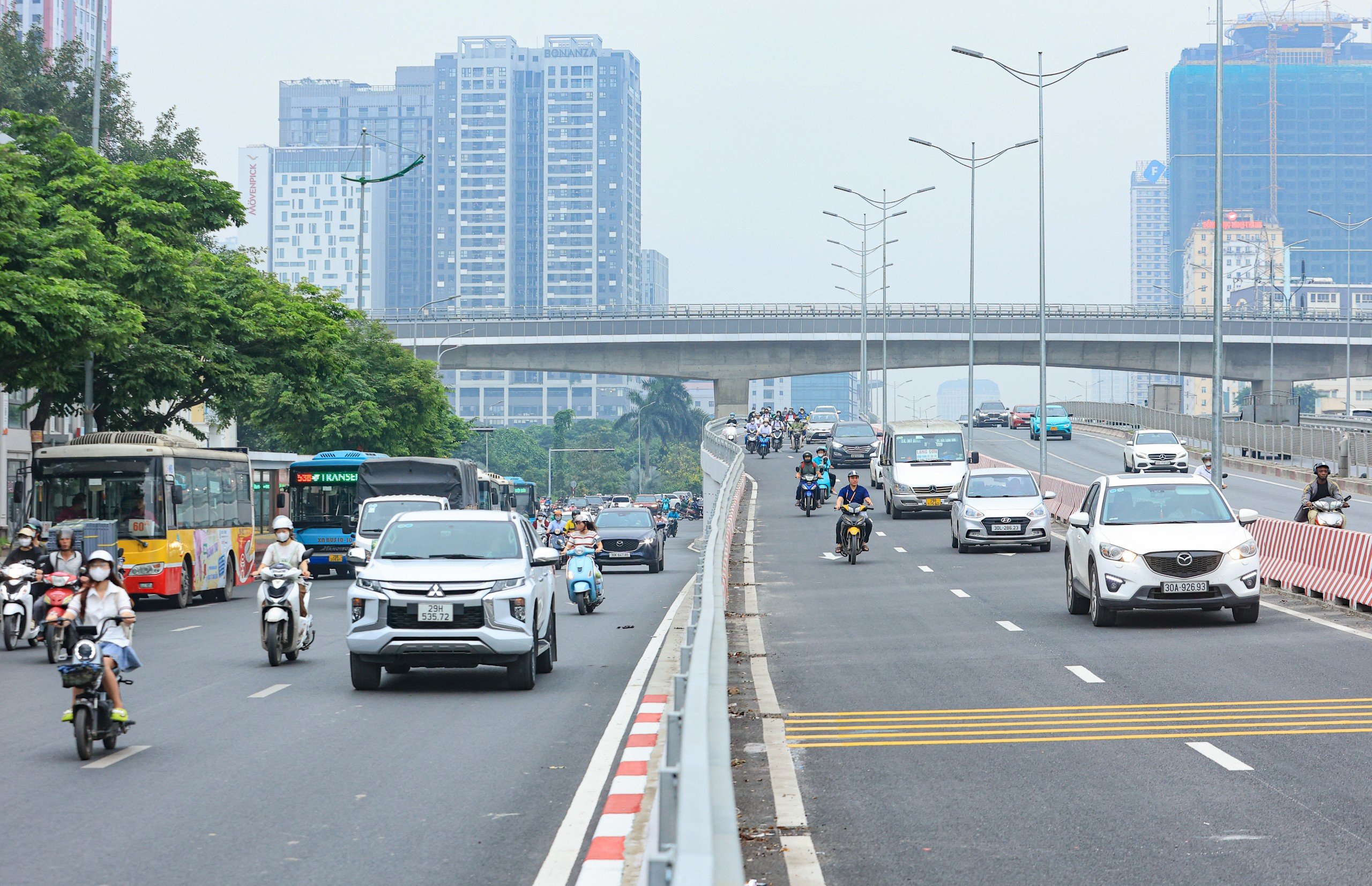 Nút giao Mai Dịch bớt ùn tắc ngày đầu đưa cầu vượt thép vào khai thác- Ảnh 6.