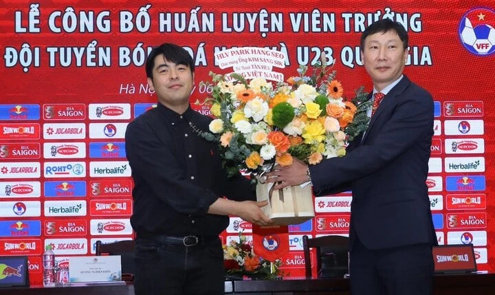 HLV Park Hang-seo có hành động đặc biệt với tân thuyền trưởng tuyển Việt Nam- Ảnh 2.