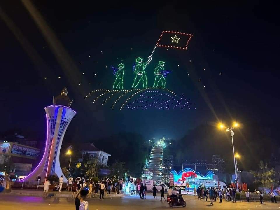 Người dân chen chân xem màn biểu diễn ánh sáng ở Điện Biên Phủ- Ảnh 21.