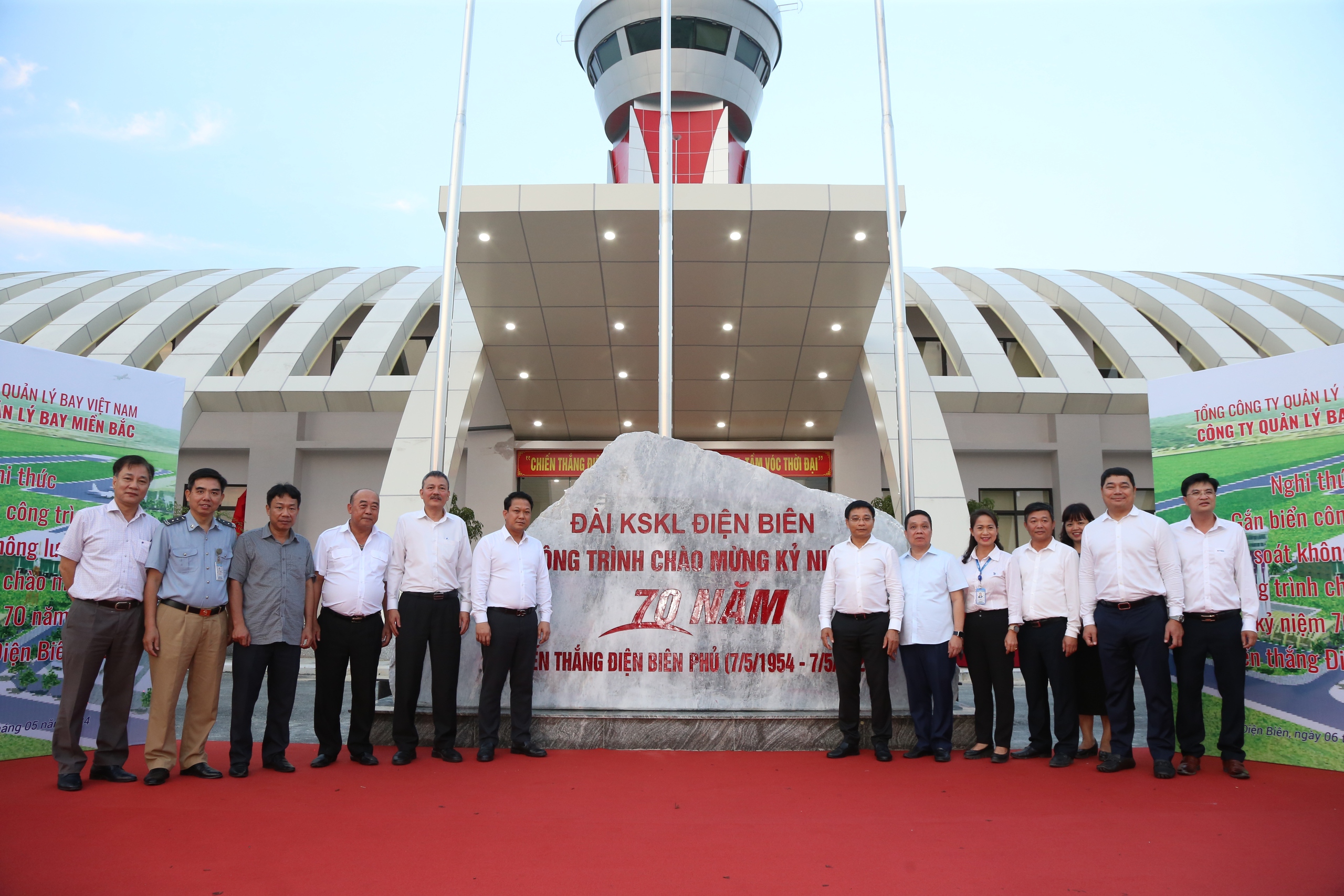 Bộ trưởng Nguyễn Văn Thắng gắn biển công trình kỷ niệm 70 năm Chiến thắng Điện Biên Phủ- Ảnh 1.