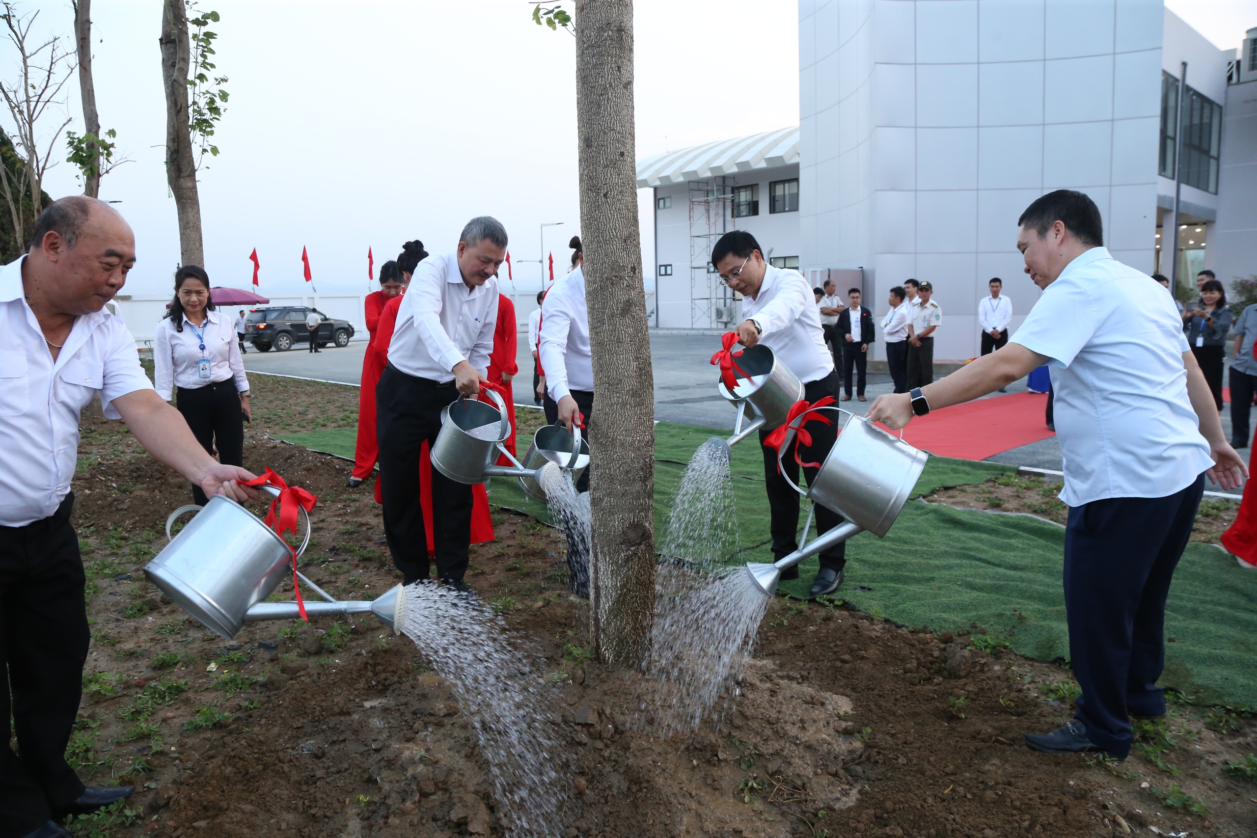 Bộ trưởng Nguyễn Văn Thắng gắn biển công trình kỷ niệm 70 năm Chiến thắng Điện Biên Phủ- Ảnh 2.