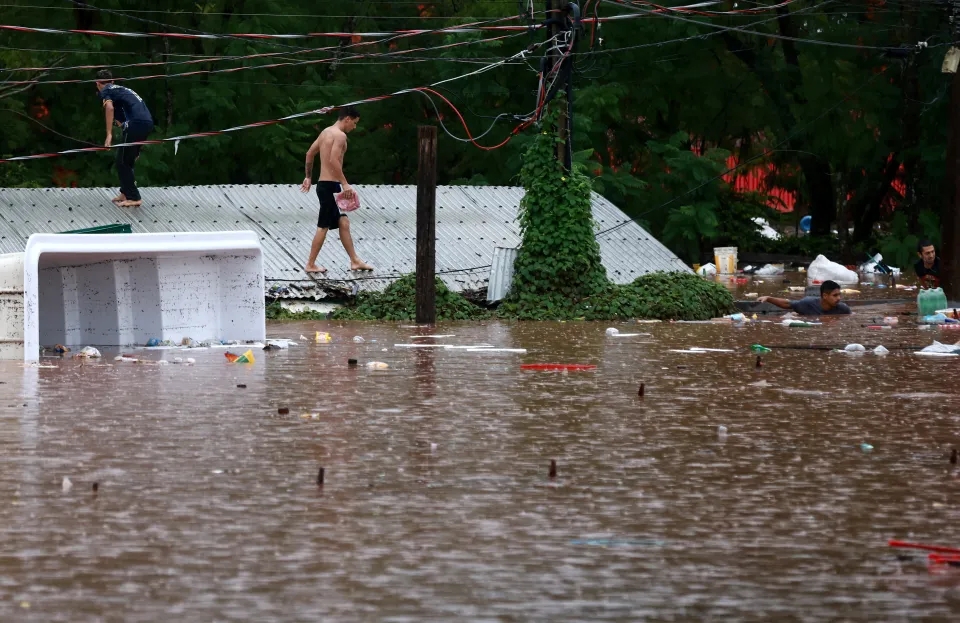 Khoảnh khắc cầu gãy đôi vì mưa lũ kinh hoàng tại Brazil - Ảnh 4.