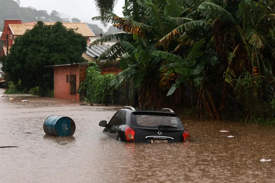 Khoảnh khắc cầu gãy đôi vì mưa lũ kinh hoàng tại Brazil - Ảnh 2.