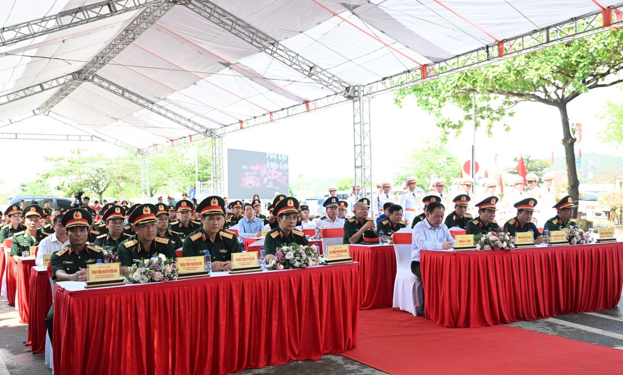 Bộ trưởng Nguyễn Văn Thắng gắn biển công trình kỷ niệm 70 năm Chiến thắng Điện Biên Phủ- Ảnh 4.