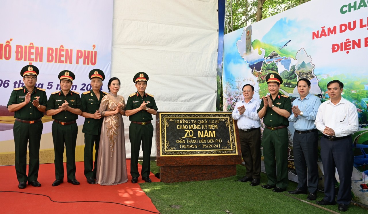 Bộ trưởng Nguyễn Văn Thắng gắn biển công trình kỷ niệm 70 năm Chiến thắng Điện Biên Phủ- Ảnh 3.