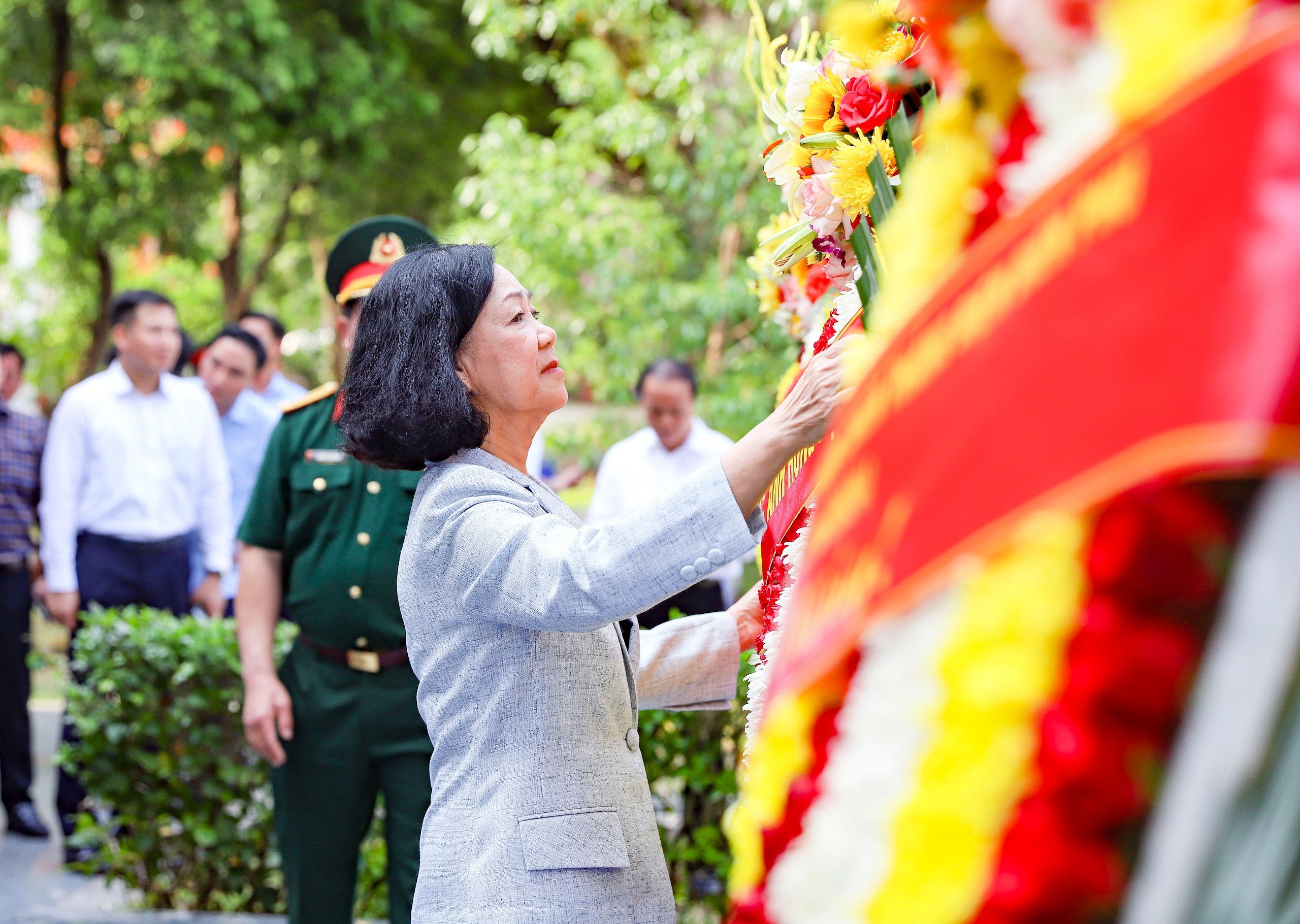 Lãnh đạo Đảng, Nhà nước tri ân các anh hùng liệt sĩ tại Điện Biên Phủ- Ảnh 1.