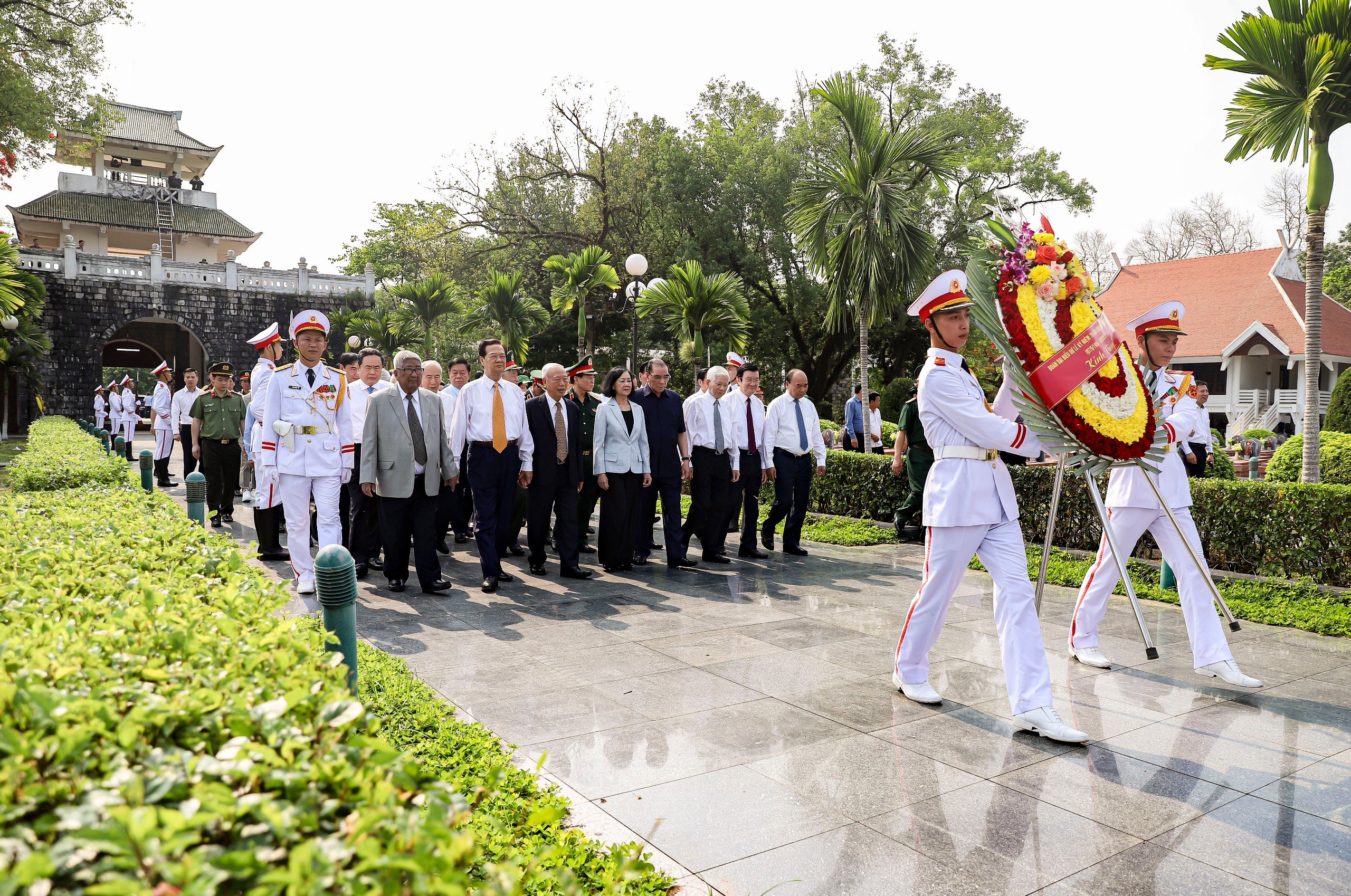 Lãnh đạo Đảng, Nhà nước tri ân các anh hùng liệt sĩ tại Điện Biên Phủ- Ảnh 2.
