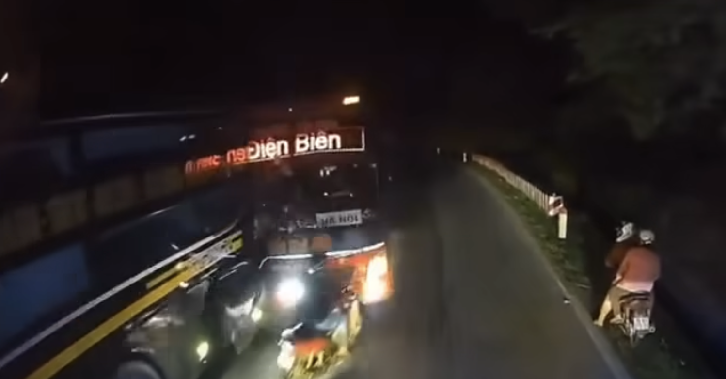 Xe khách đâm trực diện xe máy trong đêm: Do đèn "độ" quá sáng?- Ảnh 2.
