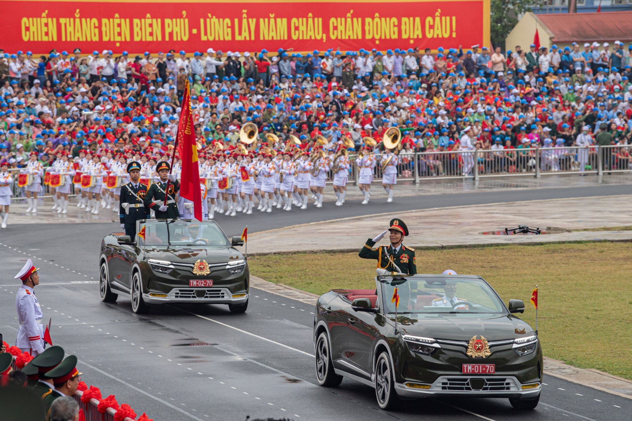 VF 8 mui trần tại lễ diễu binh chào mừng chiến thắng Điện Biên Phủ được thiết kế đặc biệt- Ảnh 1.