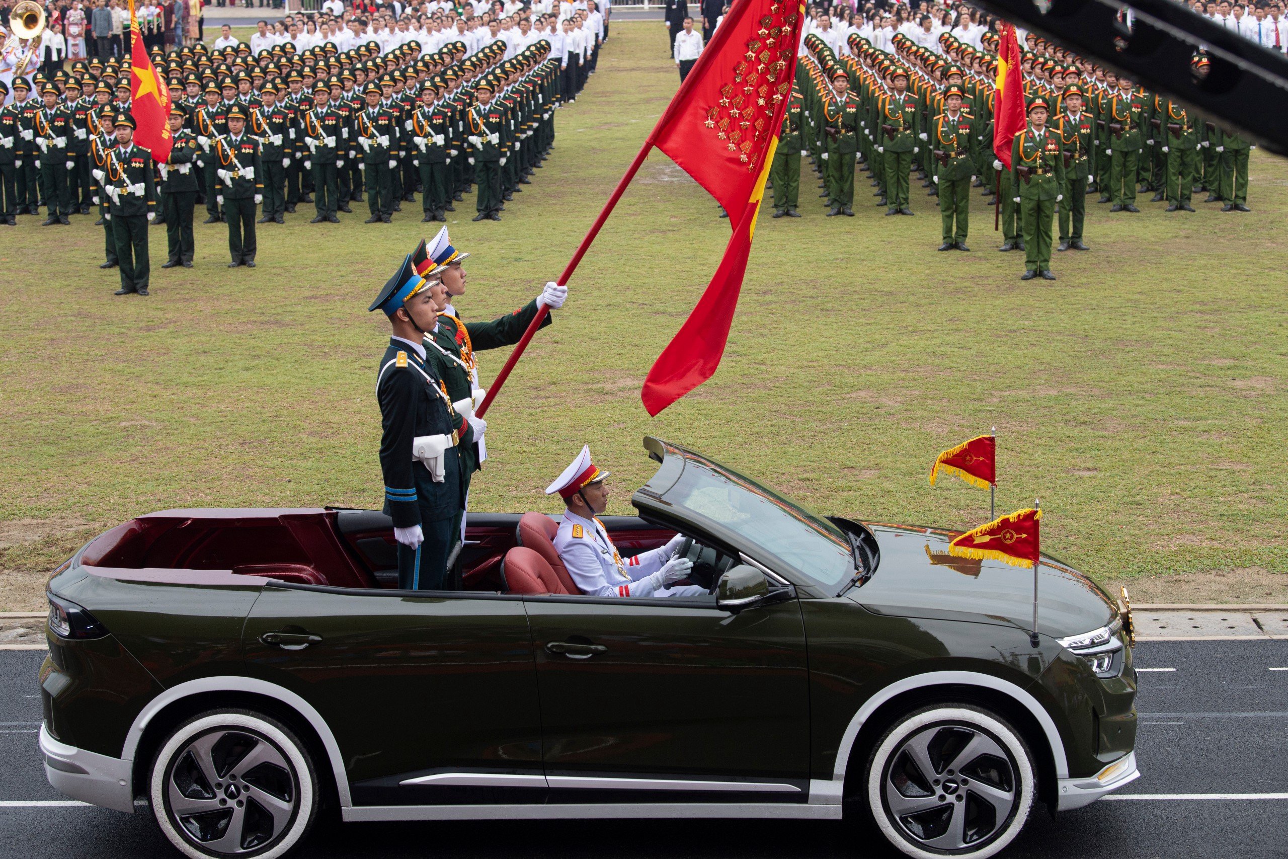 VF 8 mui trần tại lễ diễu binh chào mừng chiến thắng Điện Biên Phủ được thiết kế đặc biệt- Ảnh 3.