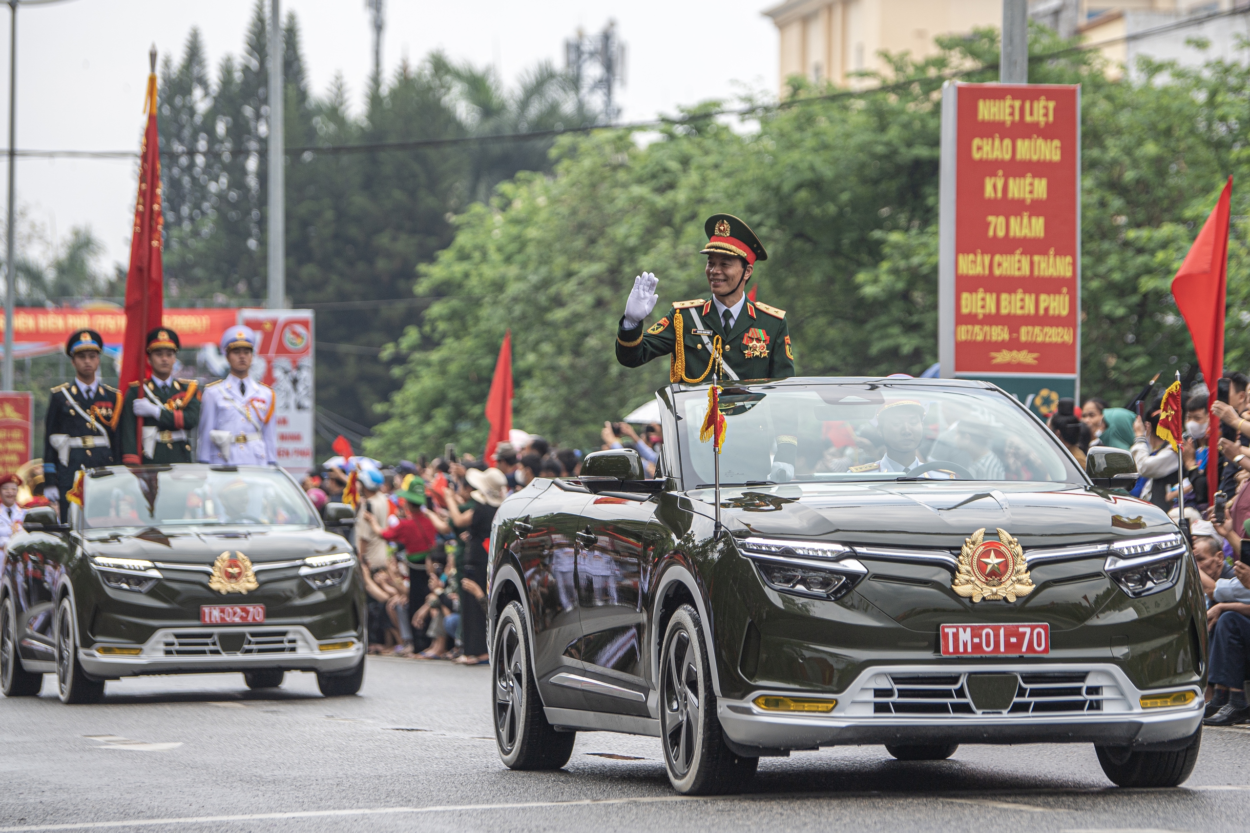VF 8 mui trần tại lễ diễu binh chào mừng chiến thắng Điện Biên Phủ được thiết kế đặc biệt- Ảnh 7.