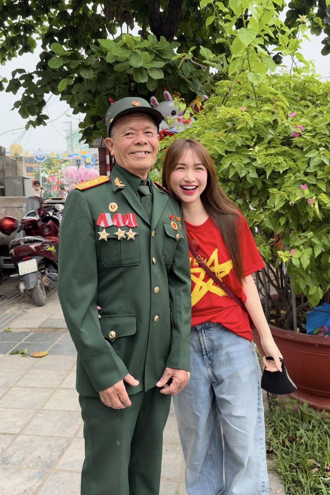 Hòa Minzy gây sốt với khoảnh khắc bị nhắc nhở vì lấn đường khi xem diễu binh tại Điện Biên- Ảnh 5.