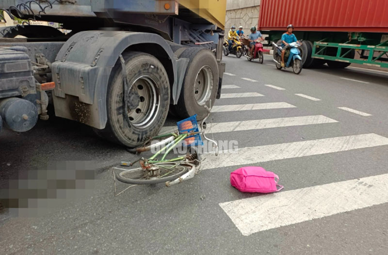 Chiếc xe đạp nằm dưới bánh xe container tại hiện trường vụ tai nạn.