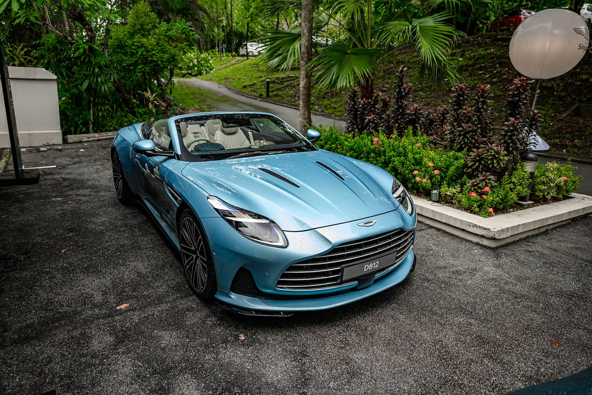 Siêu xe Aston Martin DB12 Volante cập bến Đông Nam Á- Ảnh 1.