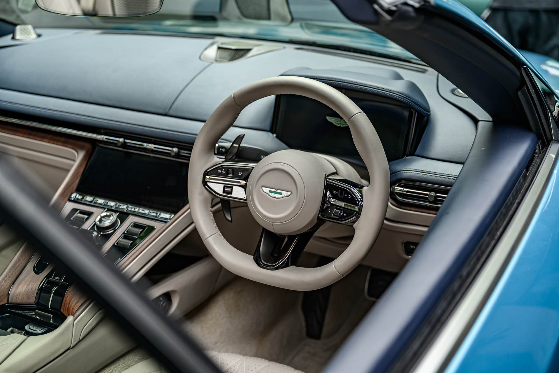 Siêu xe Aston Martin DB12 Volante cập bến Đông Nam Á