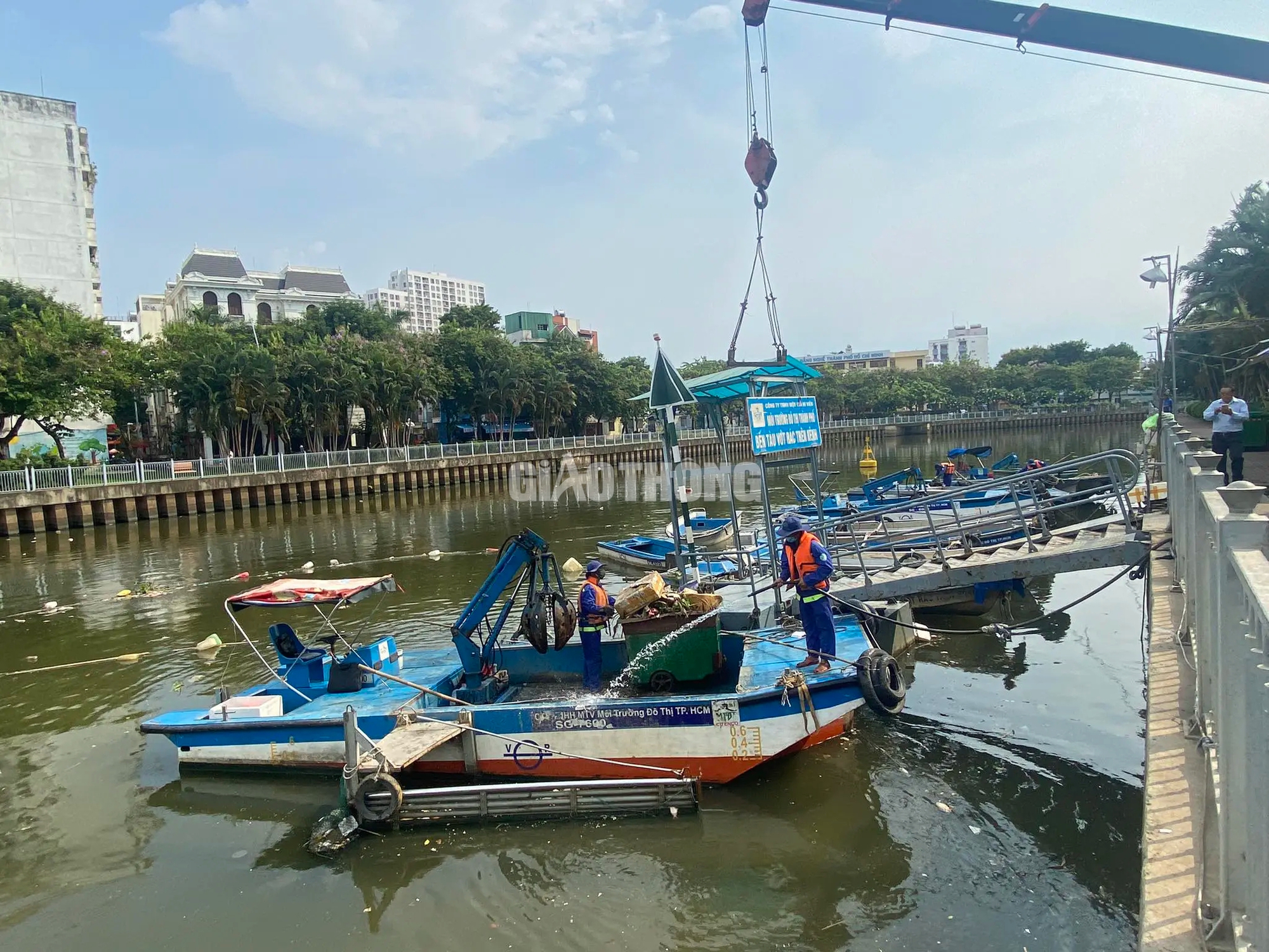 Khoảng 20 tấn cá chết trên kênh Nhiêu Lộc - Thị Nghè sau trận mưa đầu mùa- Ảnh 9.