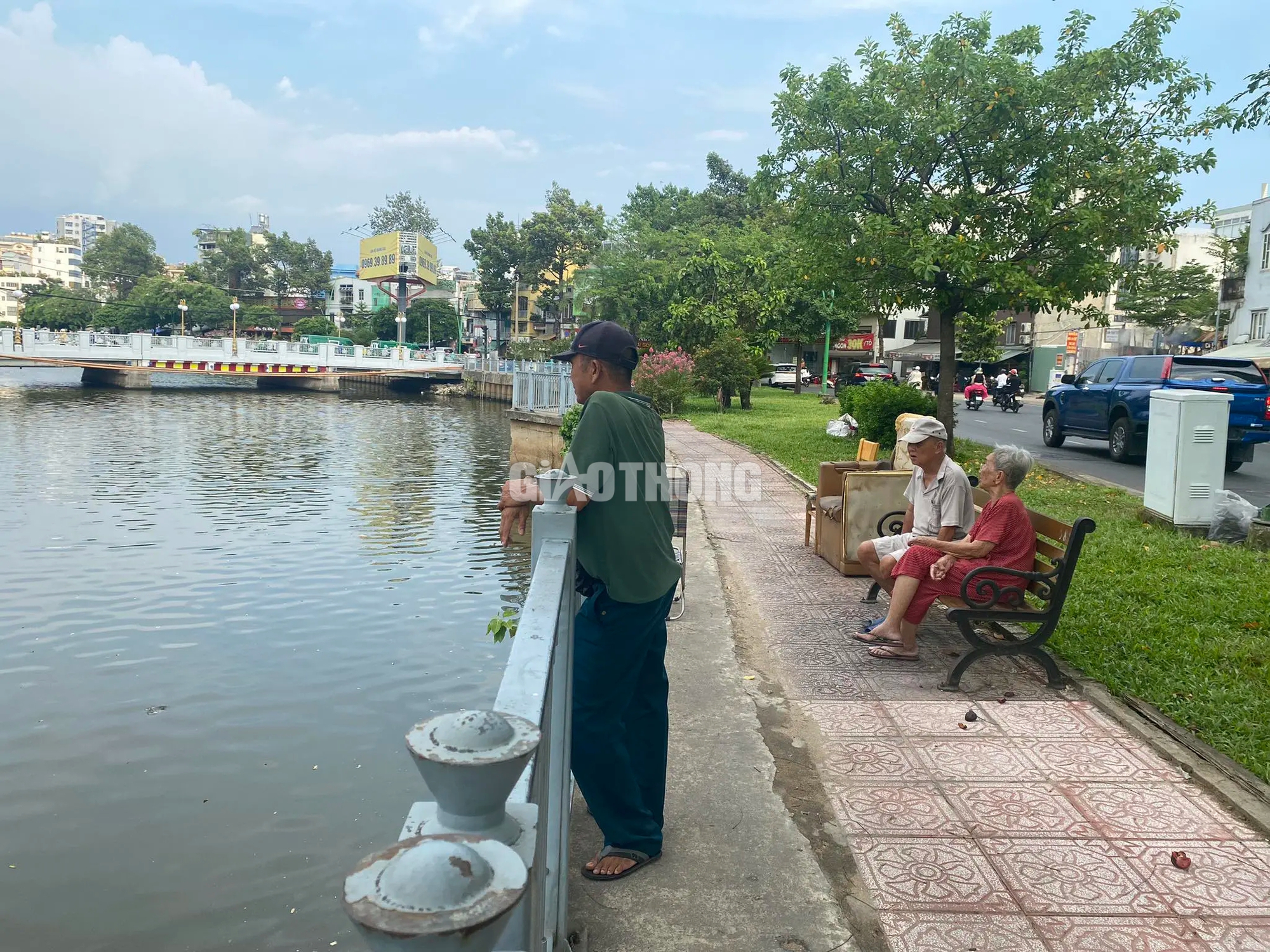 Khoảng 20 tấn cá chết trên kênh Nhiêu Lộc - Thị Nghè sau trận mưa đầu mùa- Ảnh 15.