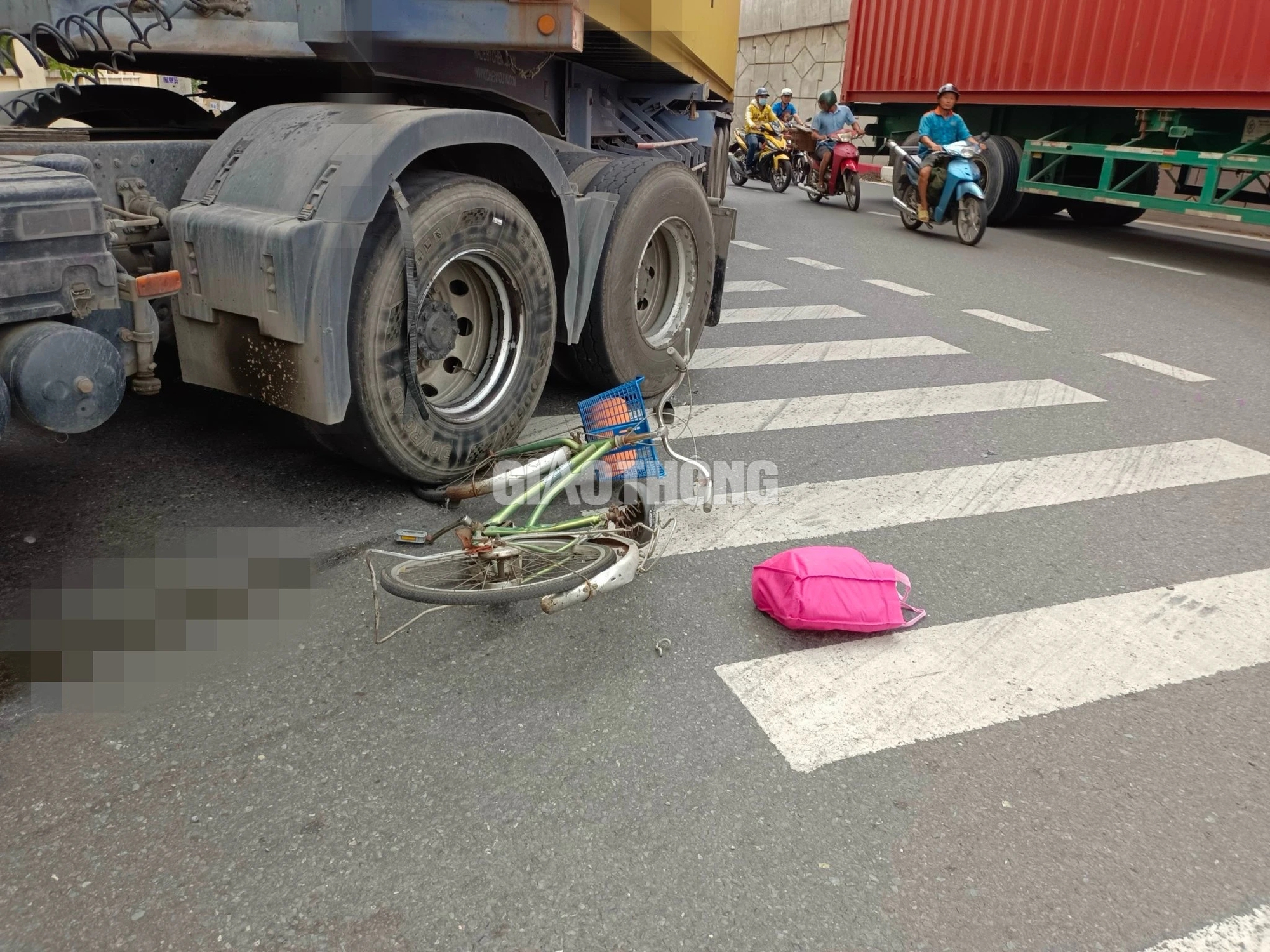 Xe container ôm cua vào bãi va trúng xe đạp, một phụ nữ tử vong- Ảnh 2.