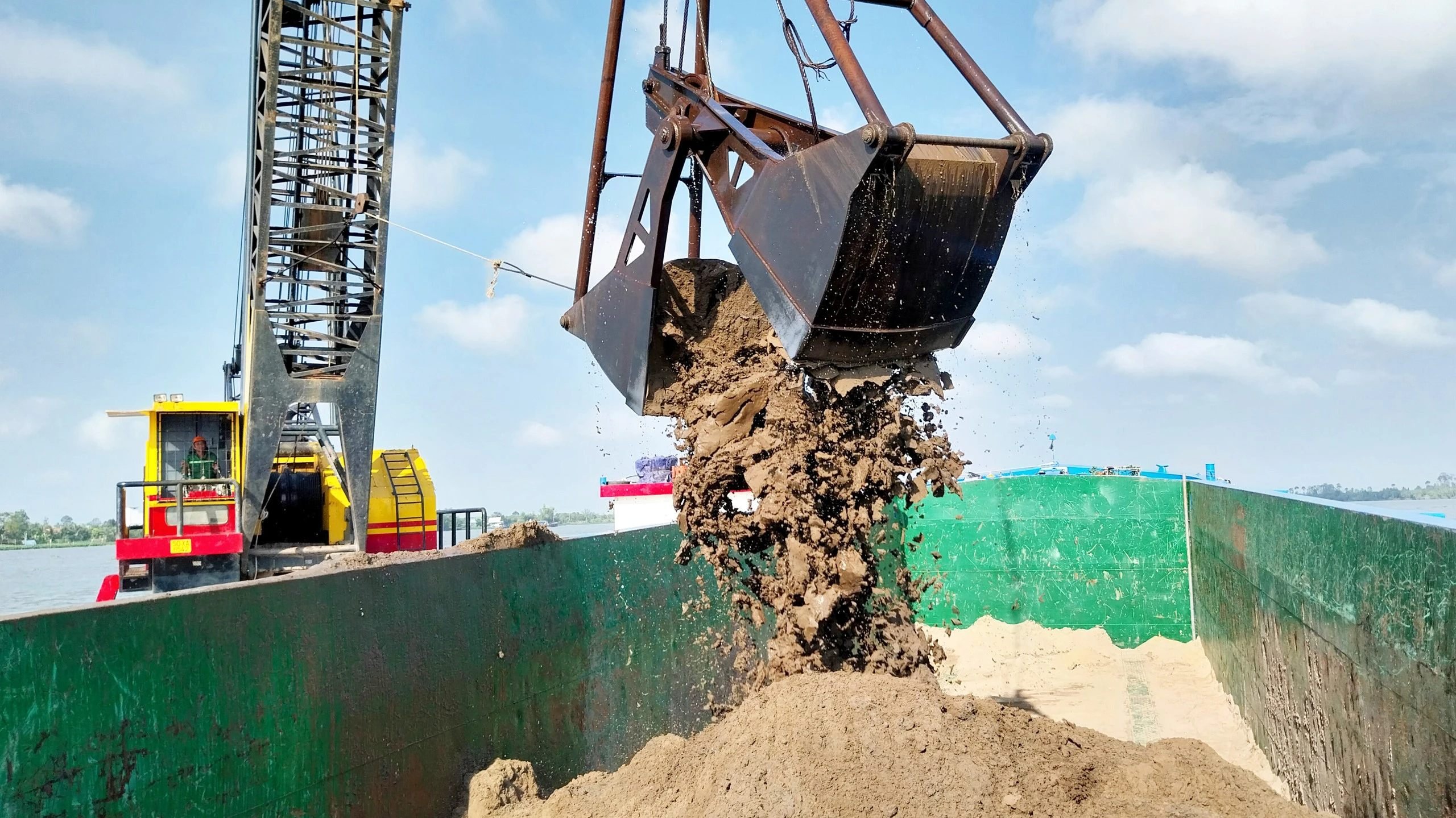 Công suất khai thác cát chưa đáp ứng nhu cầu thi công cao tốc Cần Thơ - Cà Mau- Ảnh 1.