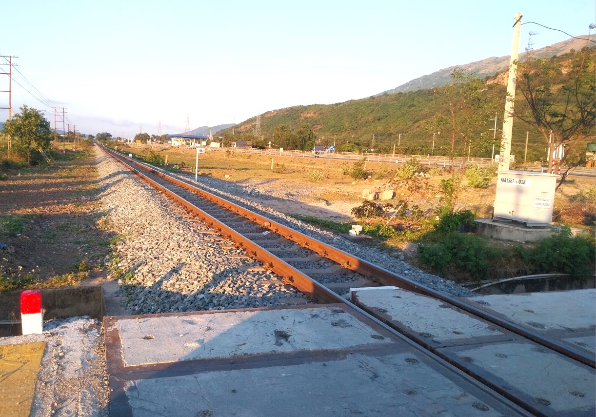 Bình Thuận: Xử lý nghiêm nạn lấn chiếm hành lang an toàn đường sắt- Ảnh 1.