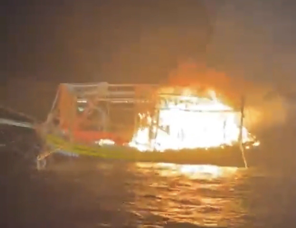 Bình ga phát nổ, một tàu cá bị thiêu rụi trên vùng biển Quảng Trị- Ảnh 1.