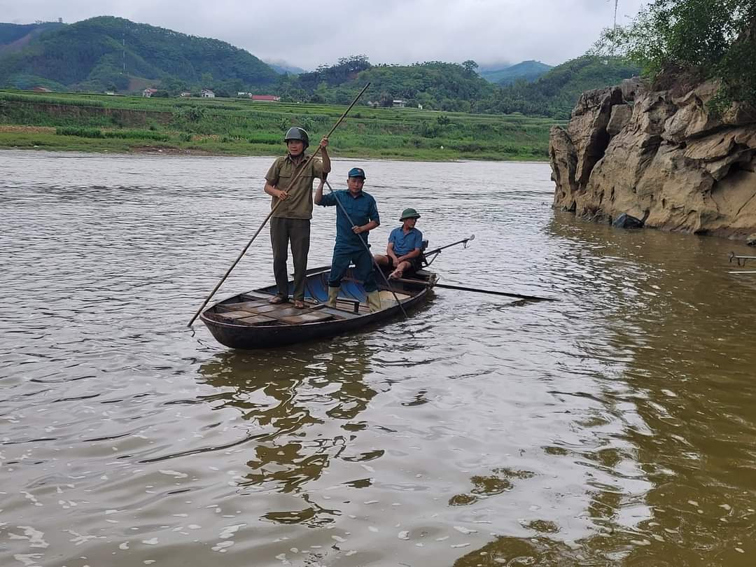 Rủ nhau ra sông Hồng chơi, một học sinh tử vong, một em mất tích- Ảnh 1.