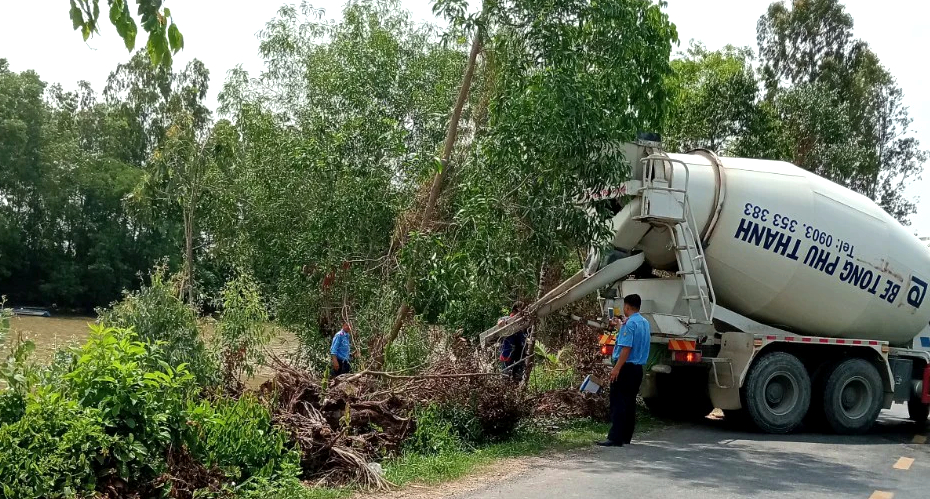 Phạt 3 hộ dân xuyên thủng quốc lộ đặt ống bơm bùn đất san lấp mặt bằng- Ảnh 1.