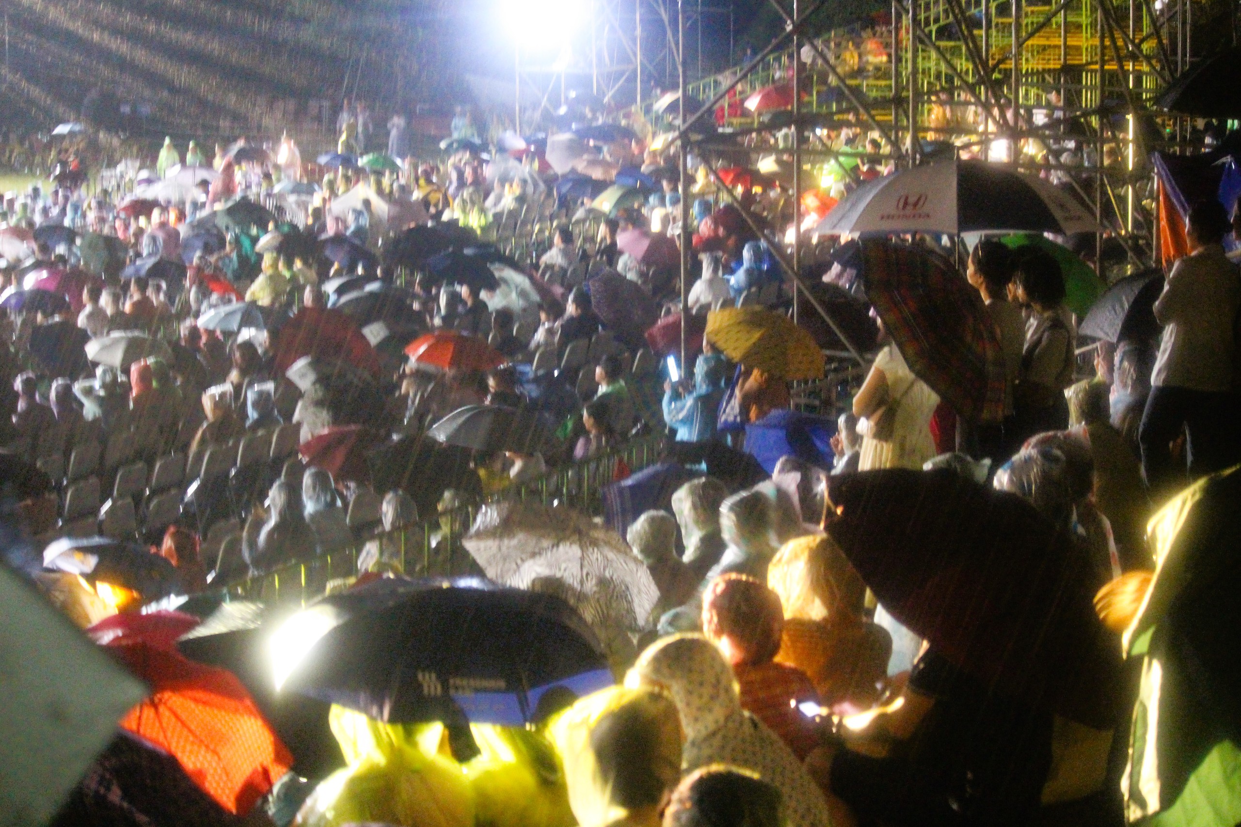 Người dân, du khách Huế đội mưa "đối thoại" cùng âm nhạc Trịnh Công Sơn- Ảnh 1.