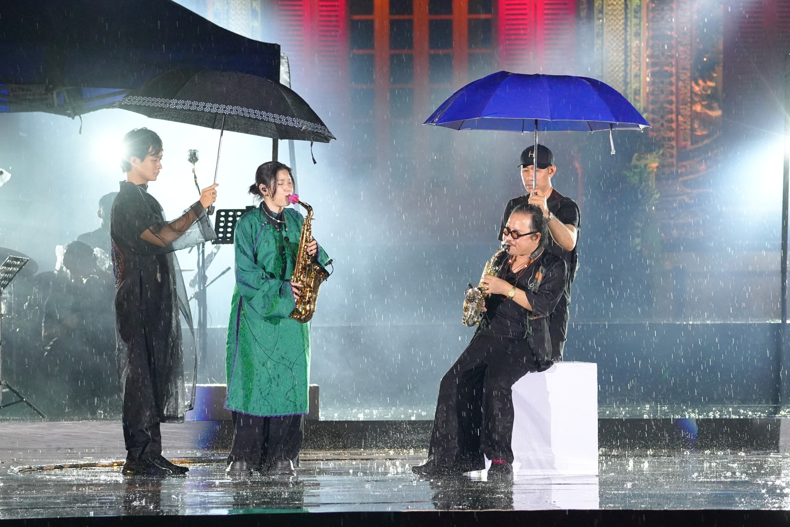 Người dân, du khách Huế đội mưa "đối thoại" cùng âm nhạc Trịnh Công Sơn- Ảnh 5.