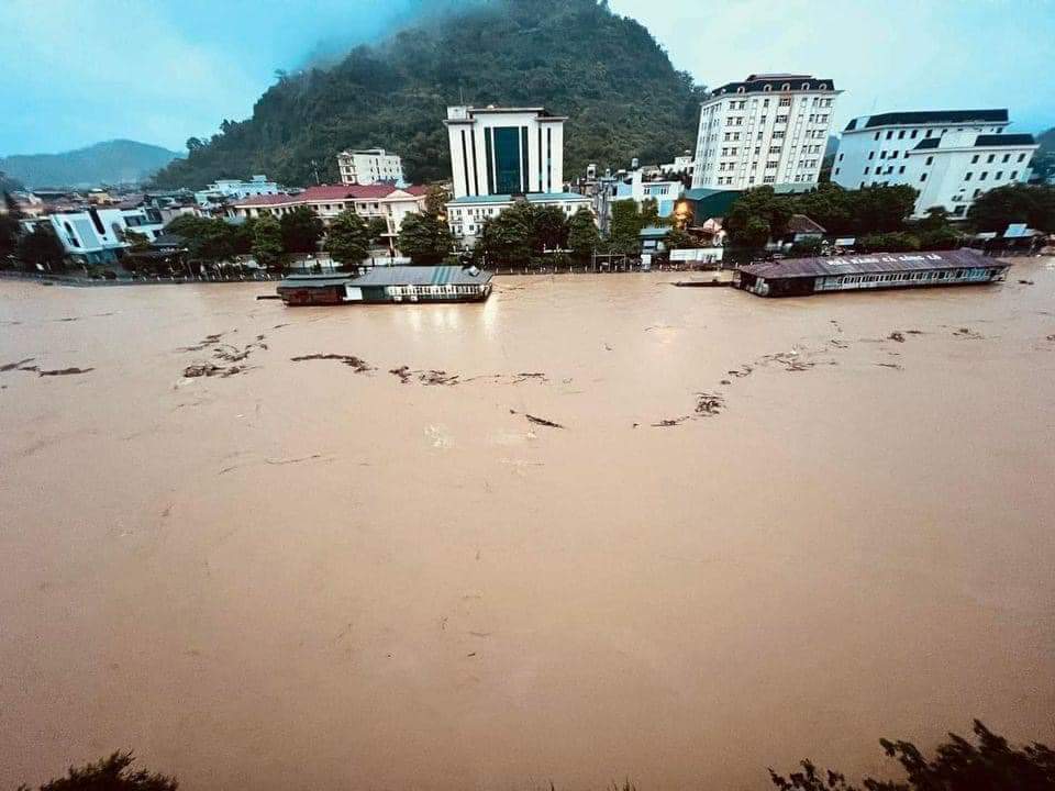 Nhiều nơi ở Hà Giang bị chia cắt do ngập lụt, sạt lở- Ảnh 1.