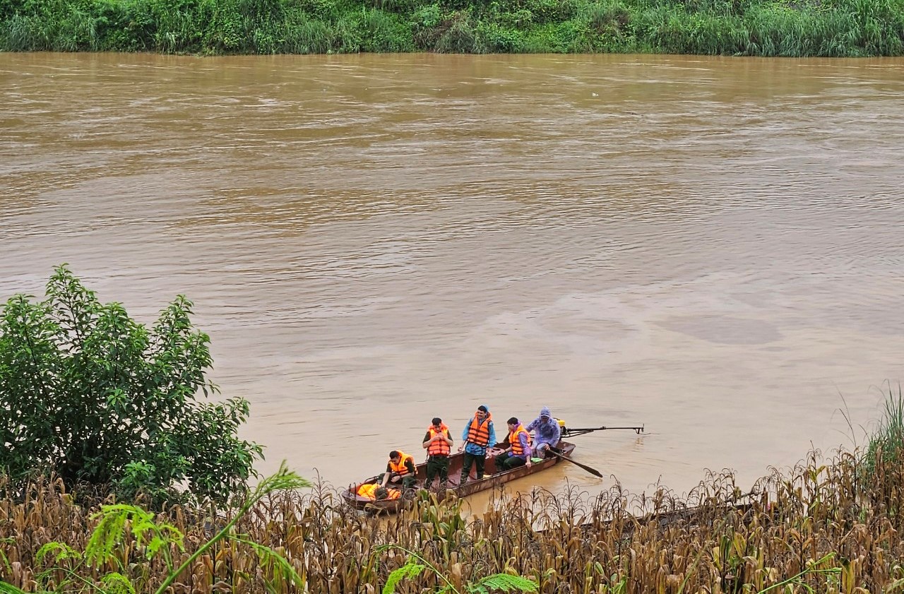 Tìm thấy thi thể bé trai vụ hai mẹ con bị lũ ống cuốn trôi ở Lào Cai- Ảnh 1.