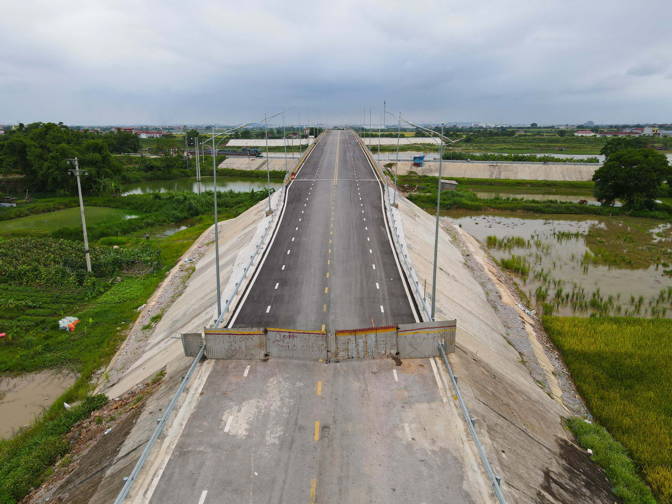 Hoàn thành gần 1 năm, vì sao cầu Hà Bắc 2 nối Bắc Giang - Bắc Ninh vẫn bị rào chắn?- Ảnh 3.