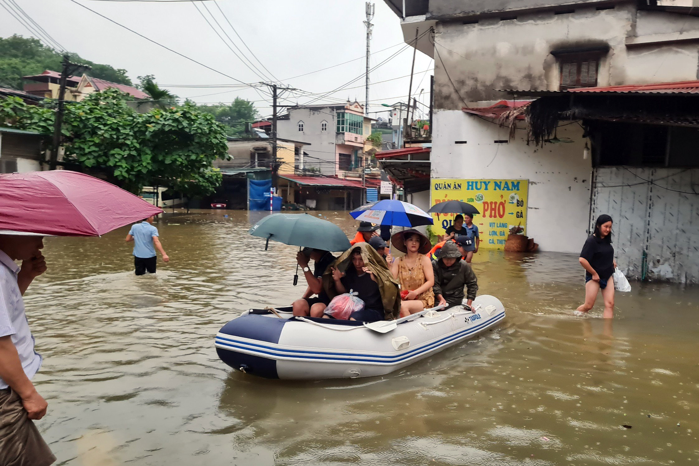 CSGT dùng xe chuyên dụng chở khách Tây, người dân bị kẹt trong lũ lụt- Ảnh 5.