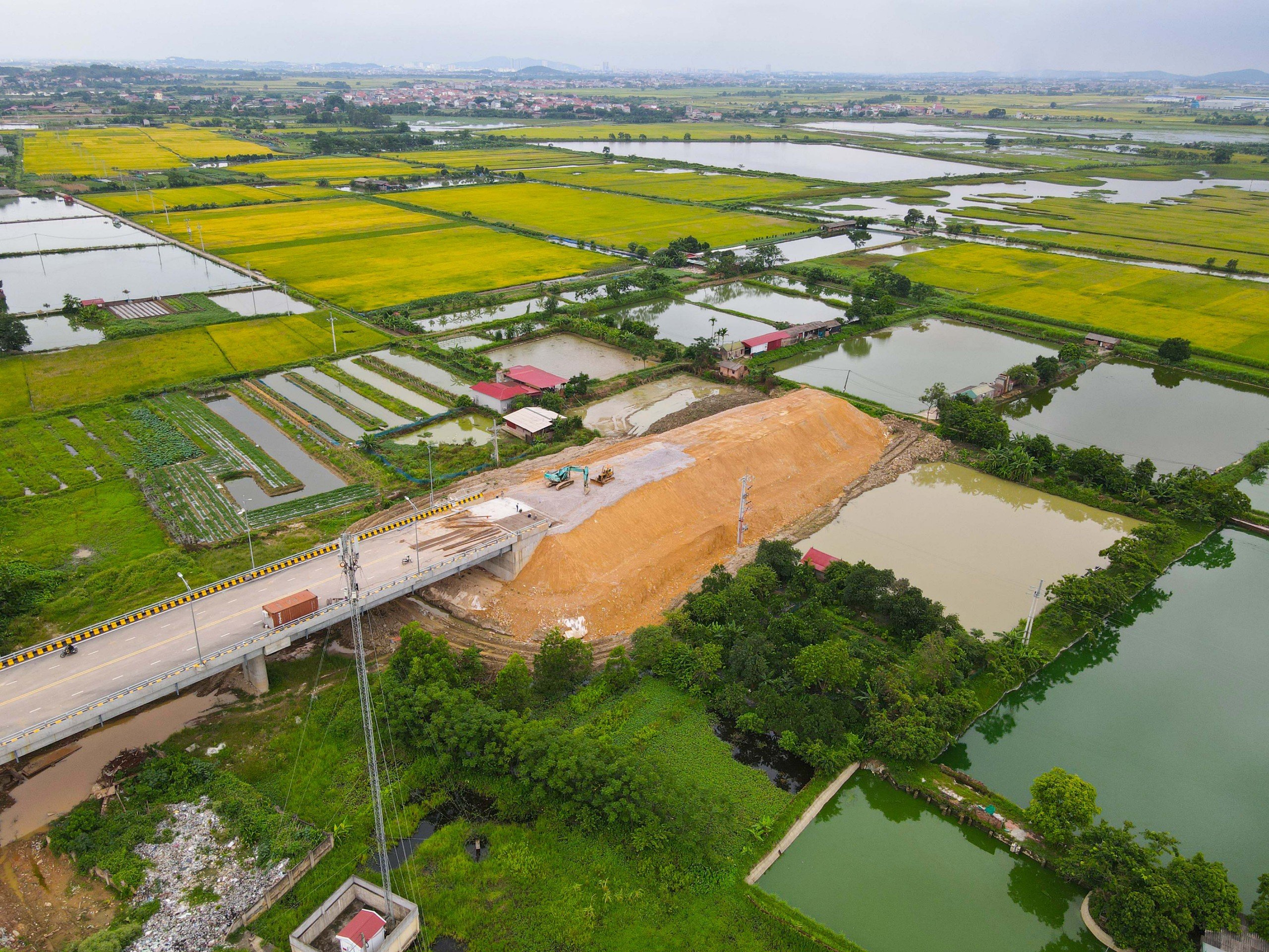 Hoàn thành gần 1 năm, vì sao cầu Hà Bắc 2 nối Bắc Giang - Bắc Ninh vẫn bị rào chắn?- Ảnh 10.