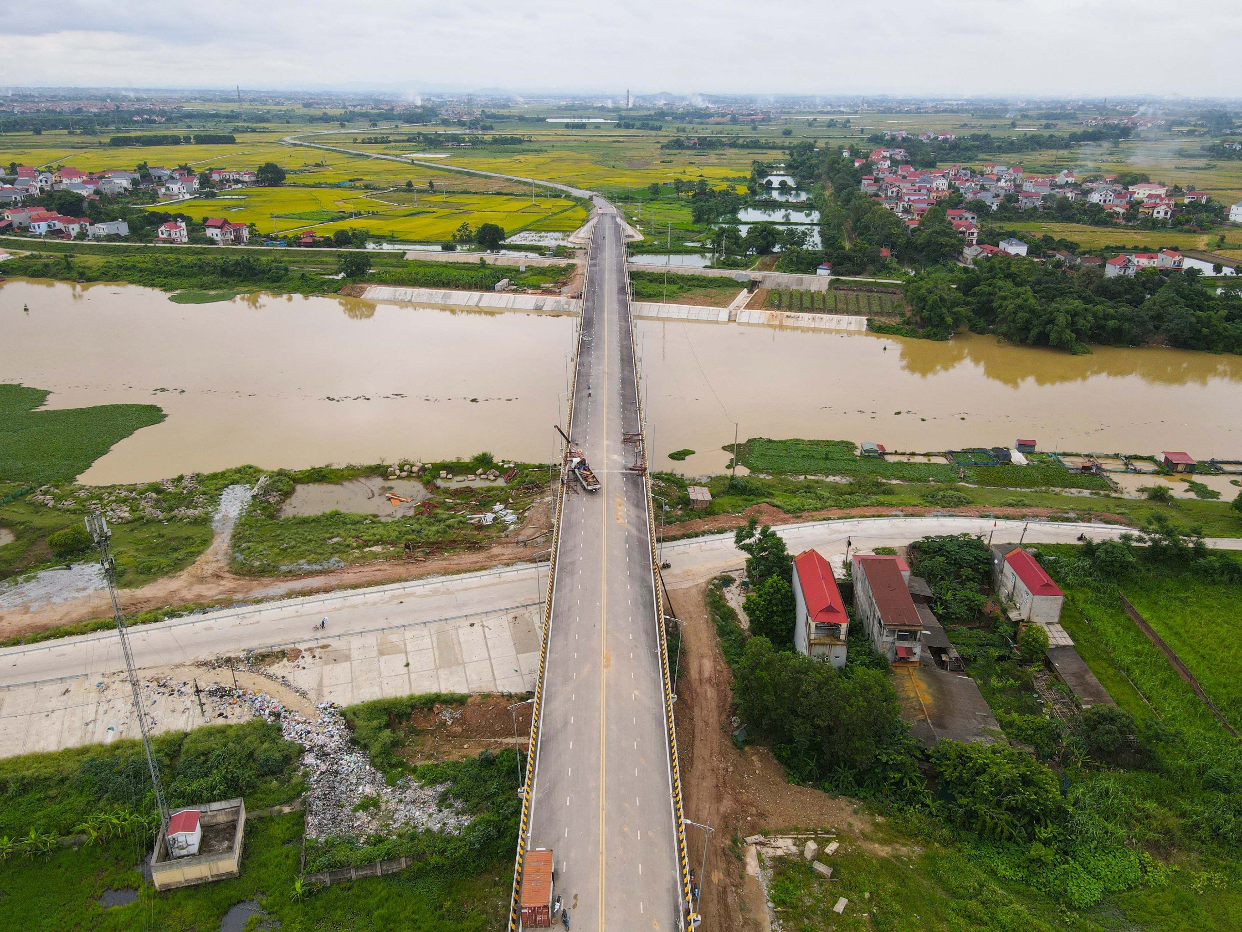 Hoàn thành gần 1 năm, vì sao cầu Hà Bắc 2 nối Bắc Giang - Bắc Ninh vẫn bị rào chắn?- Ảnh 1.