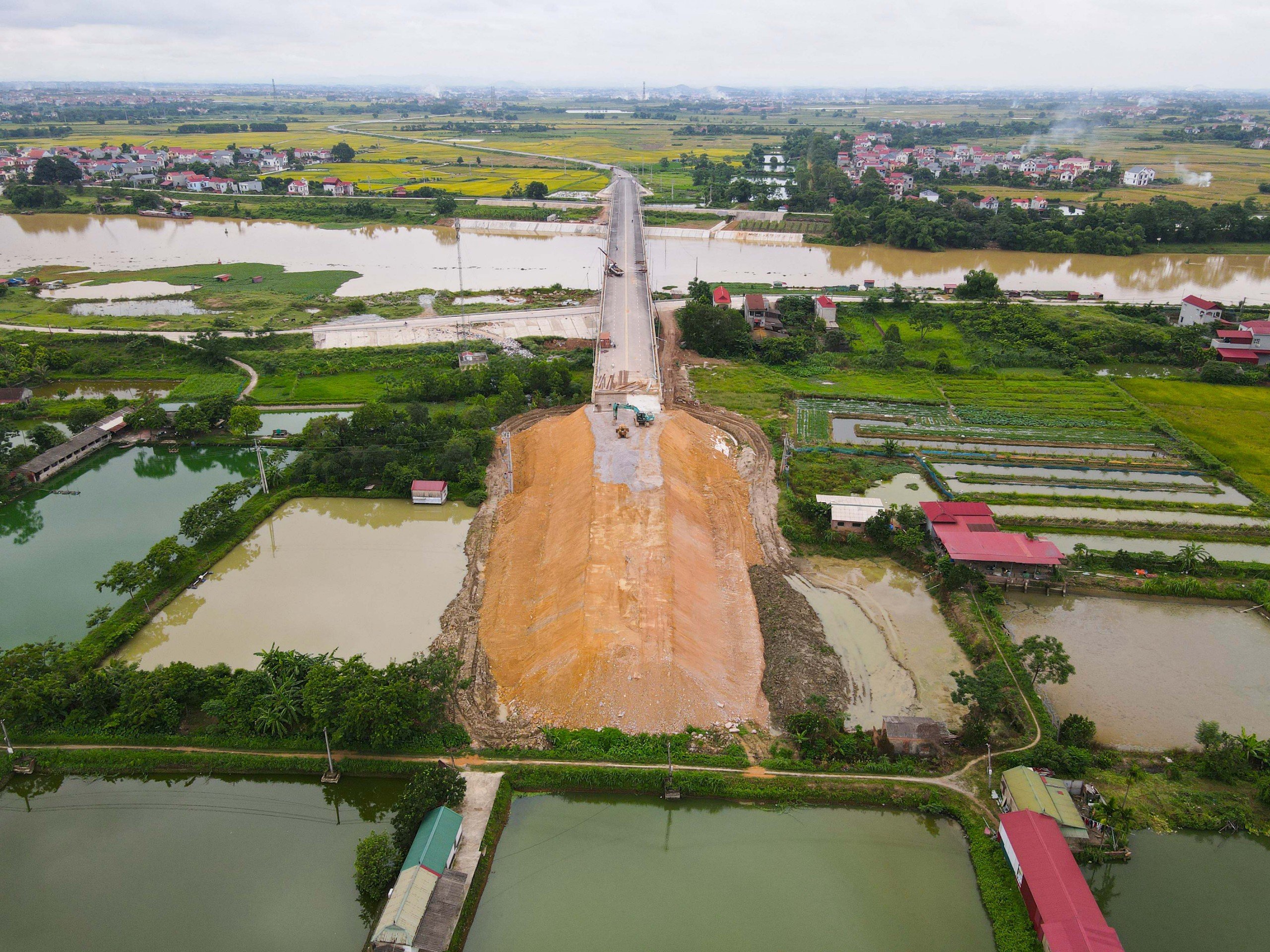 Hoàn thành gần 1 năm, vì sao cầu Hà Bắc 2 nối Bắc Giang - Bắc Ninh vẫn bị rào chắn?- Ảnh 9.