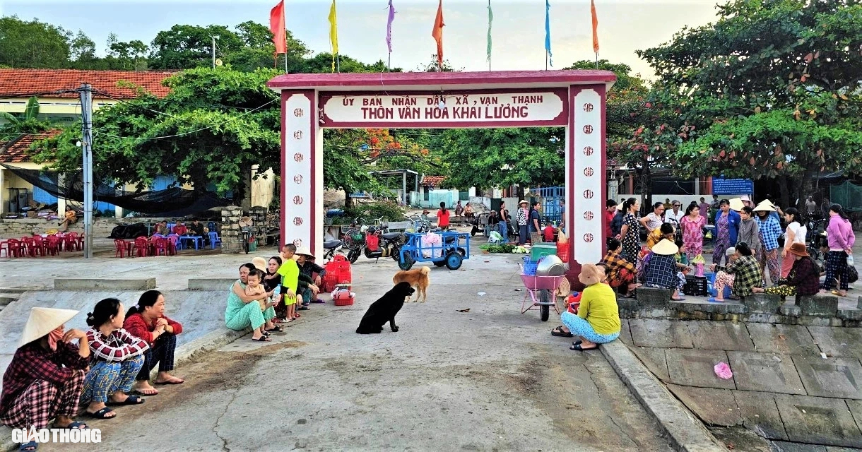 Nhịp sống ở làng chài trăm năm tuổi chưa kết nối đường bộ- Ảnh 2.