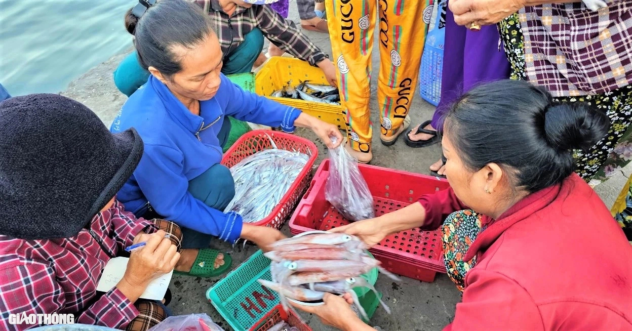 Nhịp sống ở làng chài trăm năm tuổi chưa kết nối đường bộ- Ảnh 3.