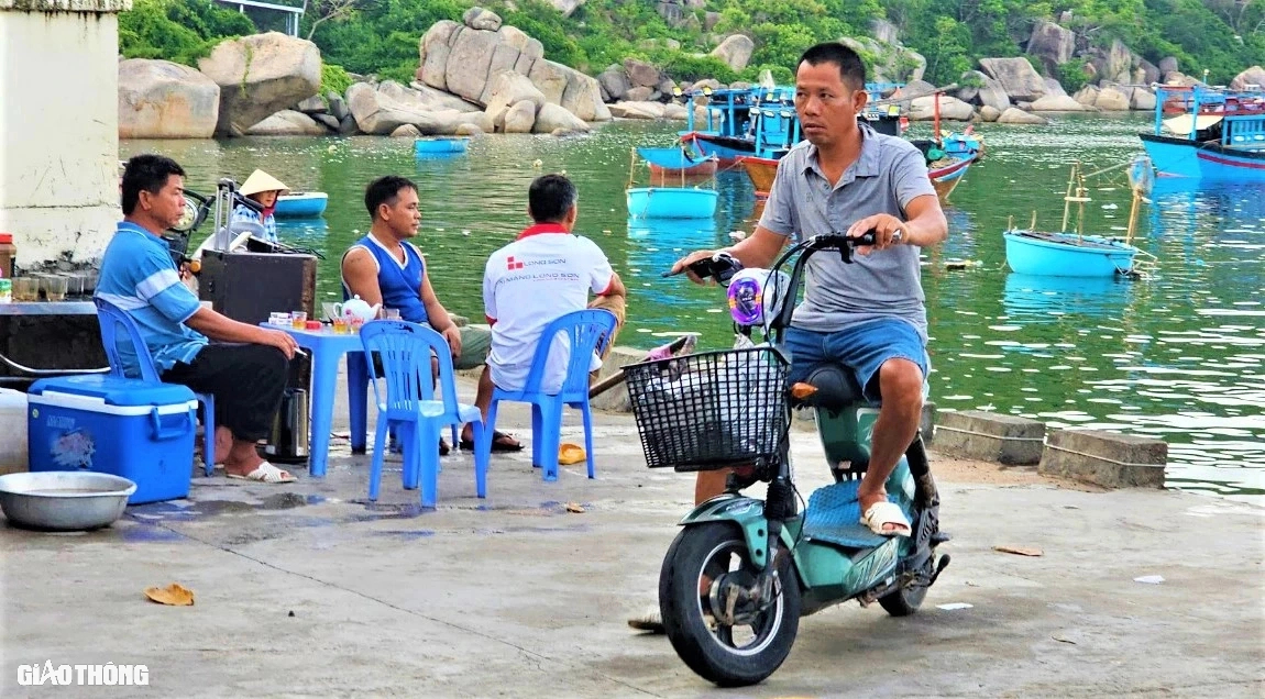 Nhịp sống ở làng chài trăm năm tuổi chưa kết nối đường bộ- Ảnh 8.