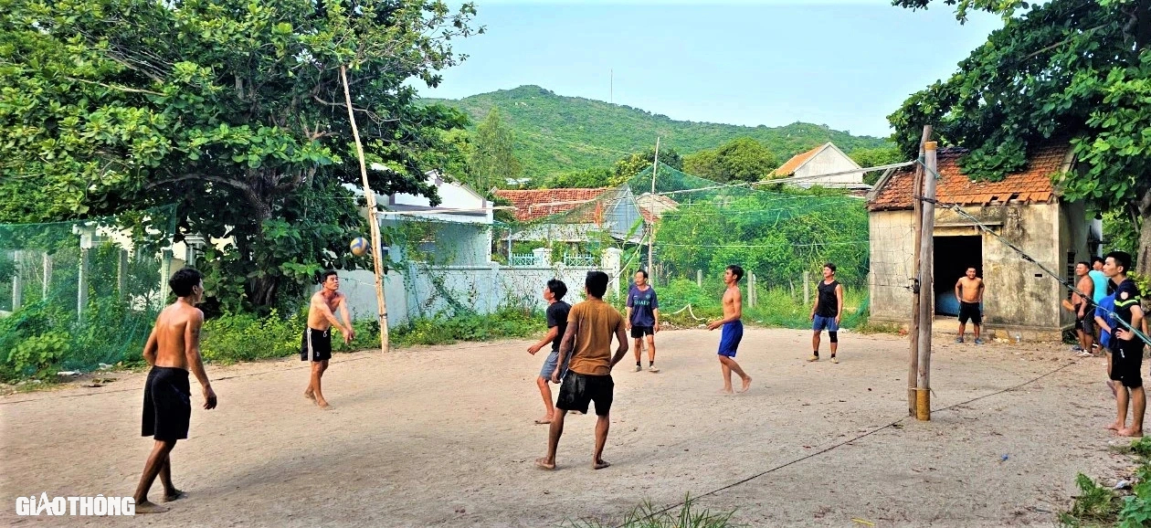 Nhịp sống ở làng chài trăm năm tuổi chưa kết nối đường bộ- Ảnh 9.