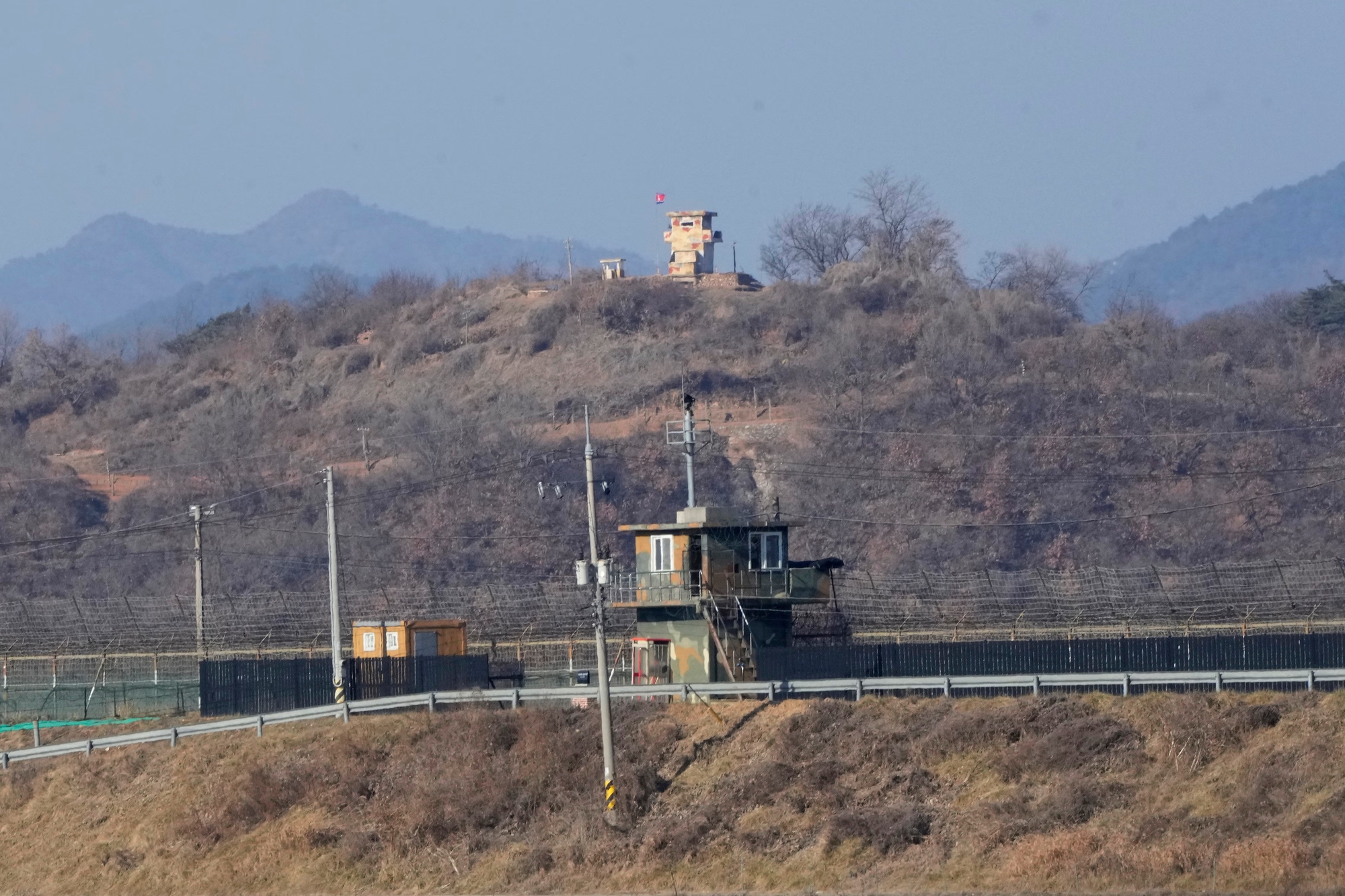 20 binh sĩ Triều Tiên vượt qua biên giới, Hàn Quốc nổ súng cảnh cáo- Ảnh 1.