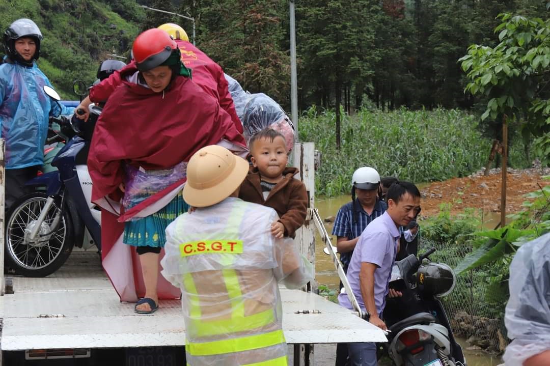 Toàn cảnh hỗ trợ người dân Hà Giang khắc phục hậu quả mưa lũ lịch sử- Ảnh 2.