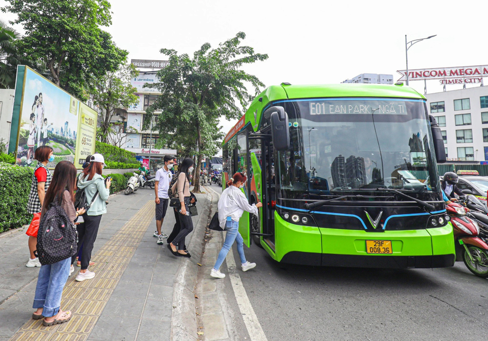 Hà Nội bàn giải pháp để có 100% xe buýt xanh vào năm 2033- Ảnh 1.