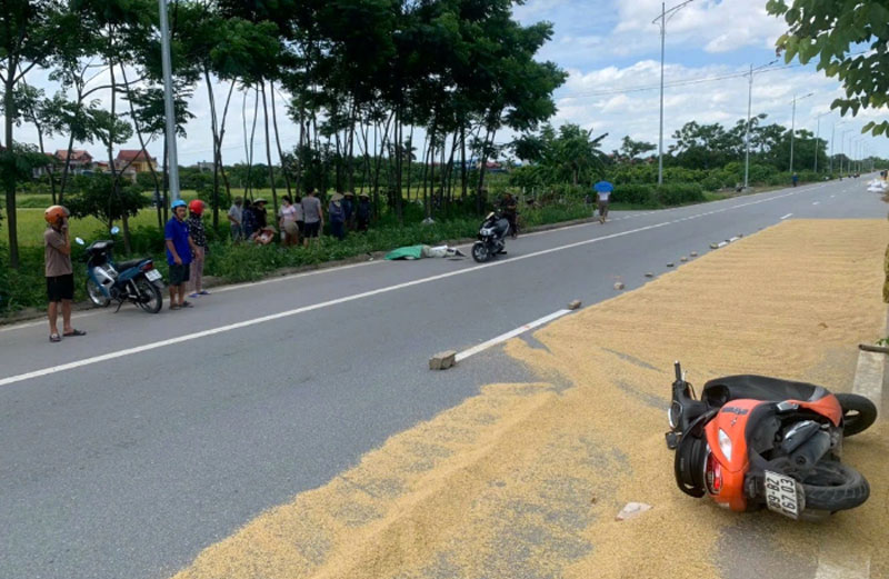 Vụ tai nạn xảy ra trên đoạn đường người dân chiếm dụng một nửa để làm nơi phơi thóc.