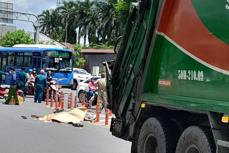 Hiện trường vụ tai nạn khiến người phụ nữ tử vong ở giao lộ Phạm Văn Đồng - QL13.