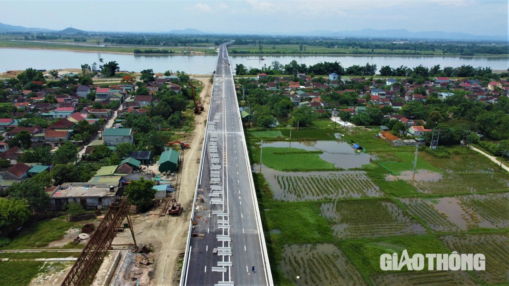 Ngắm cầu dài nhất tuyến cao tốc nối Nghệ An - Hà Tĩnh sắp thông xe- Ảnh 4.