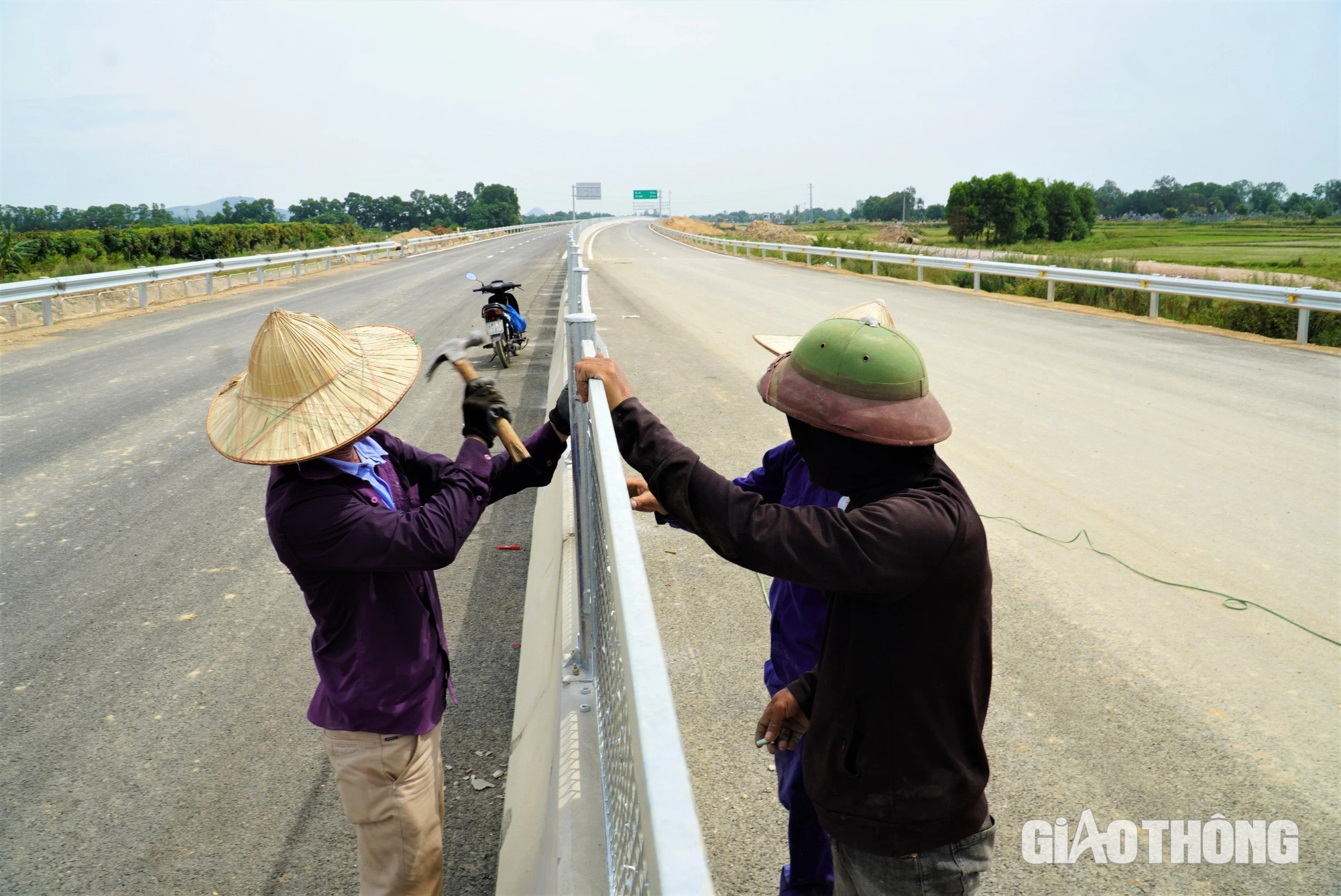 Ngắm cầu dài nhất tuyến cao tốc nối Nghệ An - Hà Tĩnh sắp thông xe- Ảnh 8.